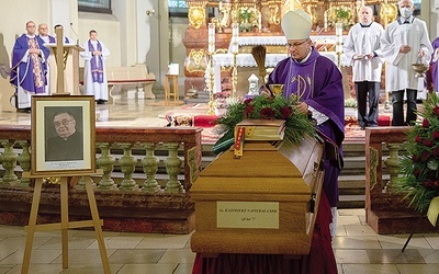 	Uroczystościom pogrzebowym przewodniczył  bp Krzysztof Zadarko.