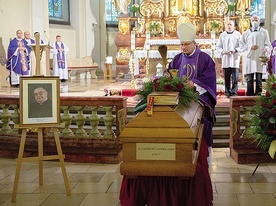 	Uroczystościom pogrzebowym przewodniczył  bp Krzysztof Zadarko.