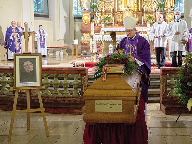 	Uroczystościom pogrzebowym przewodniczył  bp Krzysztof Zadarko.