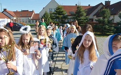 ▲	Mszę św. poprzedził marsz z udziałem dzieci w charakterystycznych strojach.