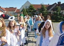 ▲	Mszę św. poprzedził marsz z udziałem dzieci w charakterystycznych strojach.