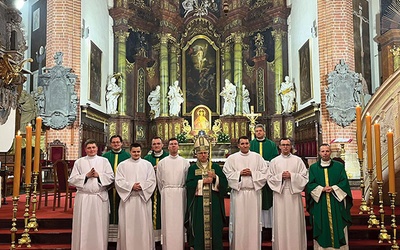 	Klerycy z biskupem legnickim i kapłanami.