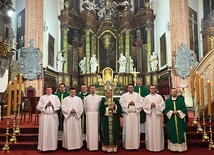 	Klerycy z biskupem legnickim i kapłanami.
