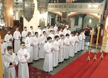Blisko 60 chłopców postanowiło głębiej poznać liturgię.
