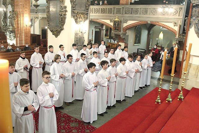 Blisko 60 chłopców postanowiło głębiej poznać liturgię.