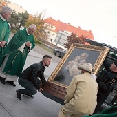 	Wizerunek opiekuna Zbawiciela na ramionach wnieśli  do świątyni mężczyźni.