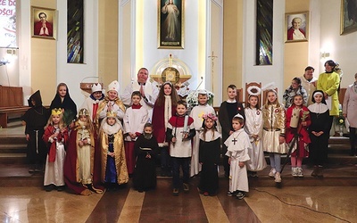 	W Kutnie do świętości wierni chcą iść drogą wolności. Wzory czerpią od osób wyniesionych na ołtarze. Za nie z chęcią przebrali się najmłodsi.