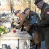 ▲	Mundurowi przy grobach tych, którzy walczyli dla Polski.