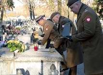 ▲	Mundurowi przy grobach tych, którzy walczyli dla Polski.