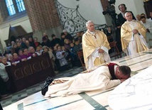 ▲	Podczas śpiewu Litanii do Wszystkich Świętych święcony biskup modlił się, leżąc krzyżem.