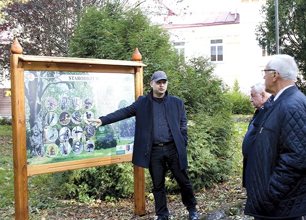 ▲	Tablica poświęcona starodrzewowi.