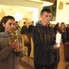 ▲	Procesja z relikwiarzem św. Jana Pawła II i świecą ŚDM.