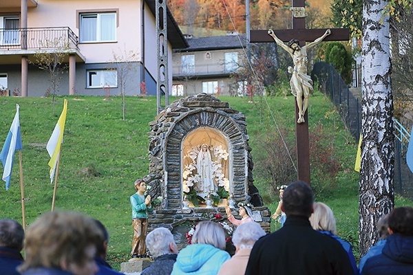 ▲	Kapliczka i krzyż na Królówce. 