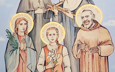 ▲	Na polichromii w prezbiterium wymalowano m.in. postaci świętych, których relikwie są w parafii.