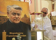 ▲	Ks. Rafał Chwałkowski SDS umieszcza relikwie bł. Franciszka Jordana w relikwiarium.