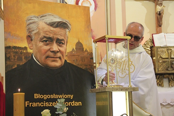 ▲	Ks. Rafał Chwałkowski SDS umieszcza relikwie bł. Franciszka Jordana w relikwiarium.
