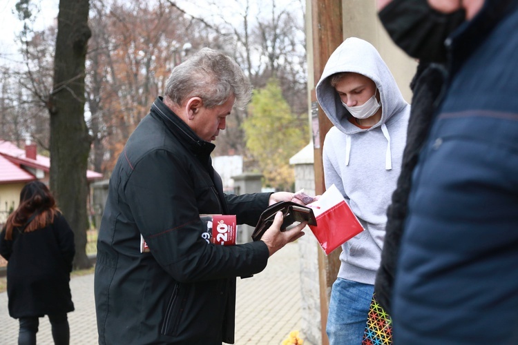 Polskie flagi w Zasowie