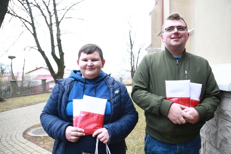 Polskie flagi w Zasowie