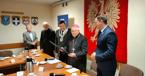 Biskup Paweł Cieślik Honorowym Obywatelem Gminy Zakrzewo