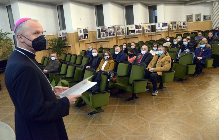 Synodalnej debacie przewodniczył bp Marek Solarczyk.