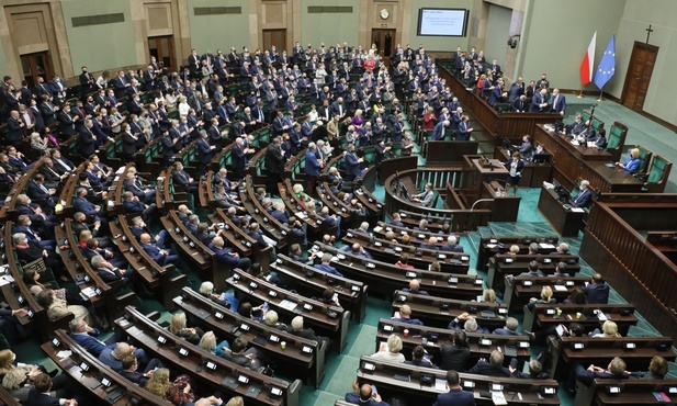 Większość kół parlamentarnych wyraziło poparcie dla działań rządu na granicy