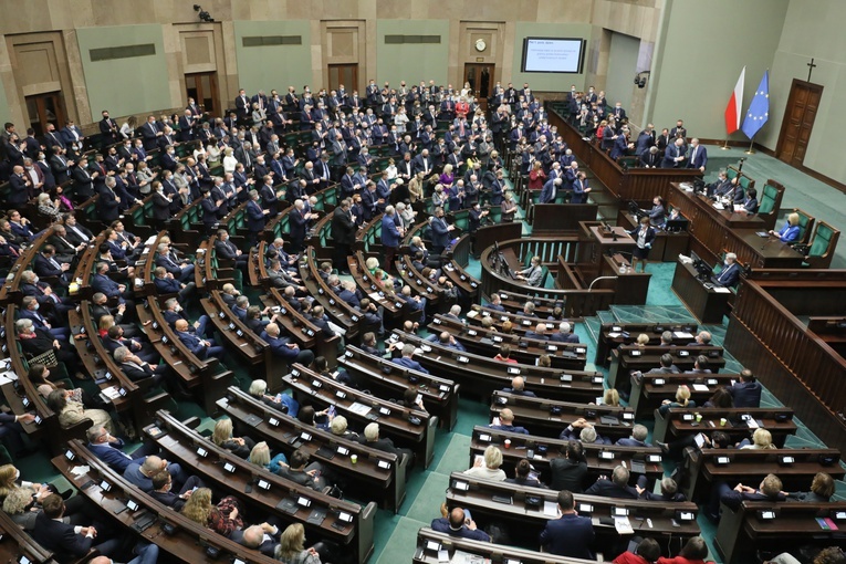 Większość kół parlamentarnych wyraziło poparcie dla działań rządu na granicy