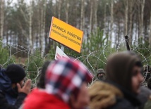 Media o migrantach, którzy przekroczyli we wtorek polsko-białoruską granicę: zostali zatrzymani
