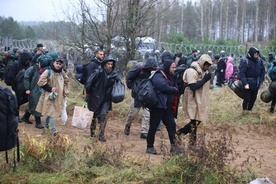 MON: Służby białoruskie zastraszają migrantów oddając strzały w ich obecności