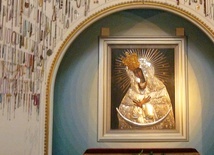 Ogromnym kultem Maryja Ostrobramska cieszy się w Białymstoku. Wierna kopia Jej wileńskiego wizerunku znajduje się w katedrze.