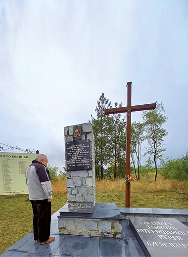 Ksiądz Piotr Piksa MSF na miejscu kaźni swych współbraci w Paterku.