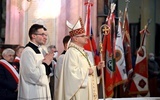 Biskup świdnicki w czasie procesji wejścia.