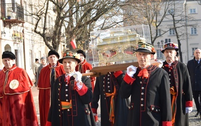 Relikwie nieśli przedstawiciele różnych grup i stanów.