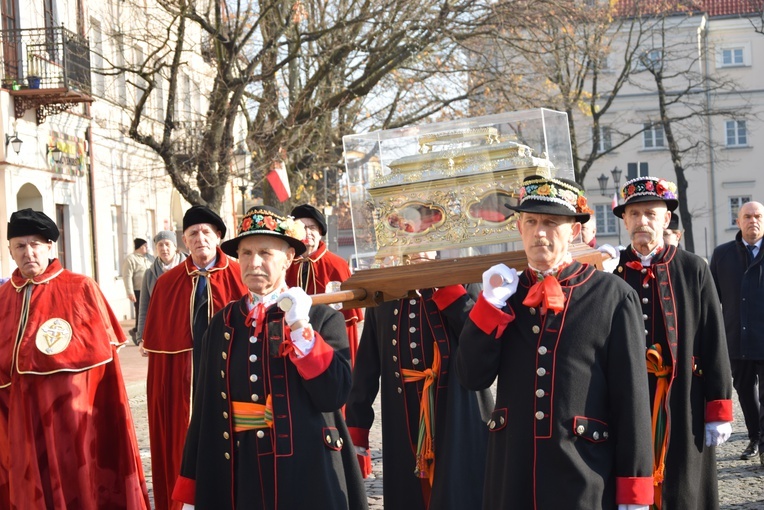 Relikwie nieśli przedstawiciele różnych grup i stanów.