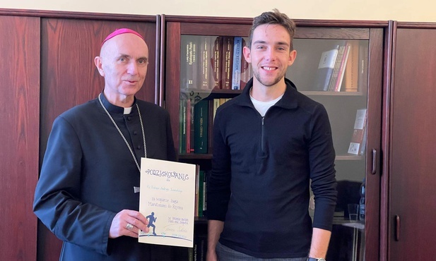 Tomasz Sobania podziękował bp. Iwaneckiemu za wsparcie swojego biegu do Rzymu