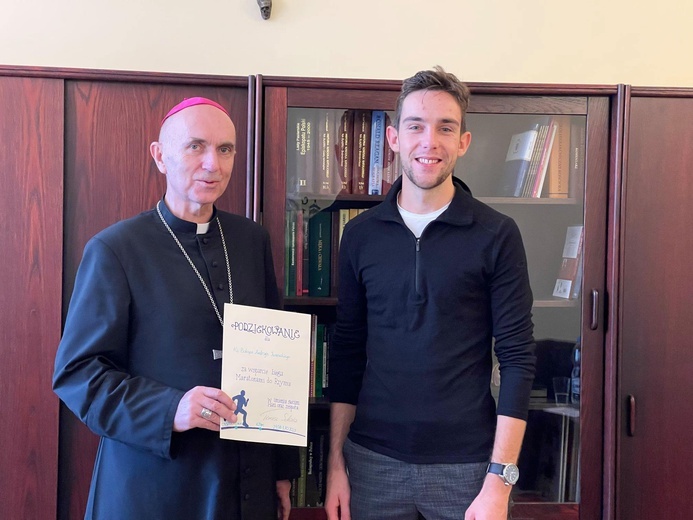 Tomasz Sobania podziękował bp. Iwaneckiemu za wsparcie swojego biegu do Rzymu