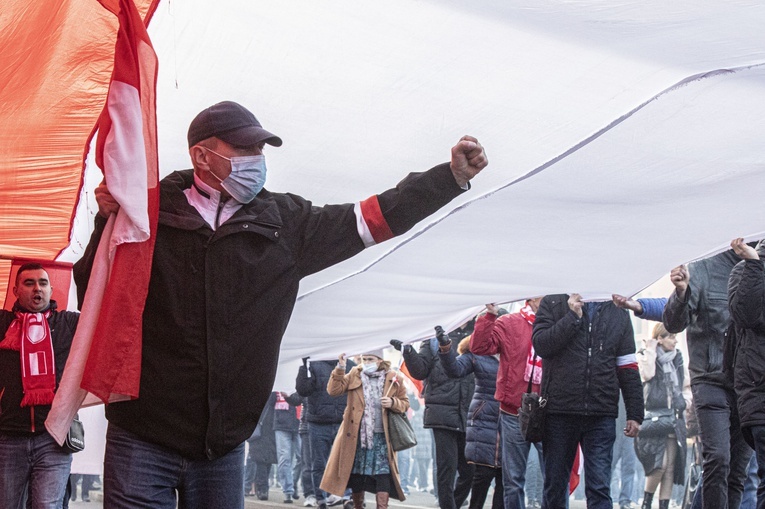 Marsz Niepodległości zakończył się na błoniach Stadionu Narodowego