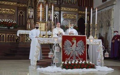 Przy ołtarzu w bazylice Świętych Apostołów Piotra i Pawła stanął ogromny biały orzeł.