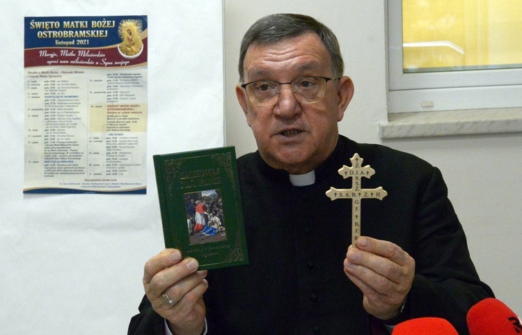 Ks. Jerzy Karbownik informuje, że w sanktuarium można nabywać miniatury pandemicznego krzyża oraz książeczki z modlitwami do odmawiania na czas epidemii, jak też w każdym zagrożeniu i niebezpieczeństwie.