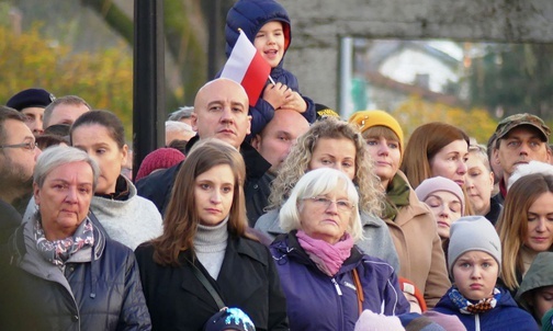 Bielszczanie podczas rocznicowych uroczystości na cmentarzu wojskowym na os. Wojska Polskiego.