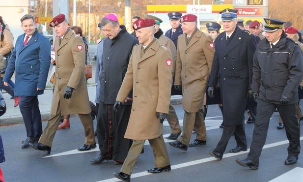 Uczestnicy Mszy św. za ojczyznę w Aleksandrowicach przeszli razem na cmentarz wojskowy na os. Kopernika.