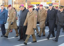 Uczestnicy Mszy św. za ojczyznę w Aleksandrowicach przeszli razem na cmentarz wojskowy na os. Kopernika.