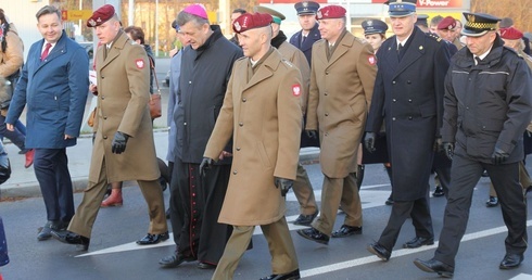 Uczestnicy Mszy św. za ojczyznę w Aleksandrowicach przeszli razem na cmentarz wojskowy na os. Kopernika.