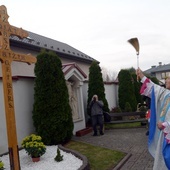 Krzyż jest darem leśników. Został wykonany z jodłowego drewna z Puszczy Kozienickiej.