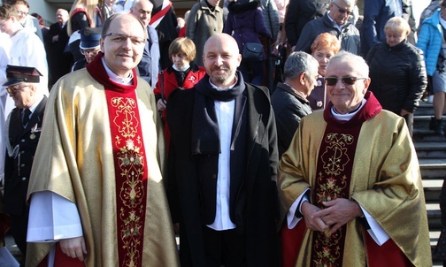 Od lewej: ks. dr Szymon Tracz, prof. Jarosław Adamowicz i ks. proboszcz Janusz Gacek.