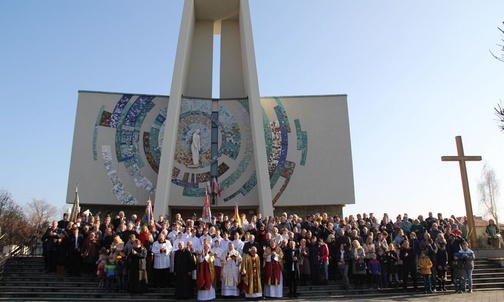 Doroczne zdjęcie uczestników uroczystości odpustowych ku czci św. Marcina w Pisarzowicach.