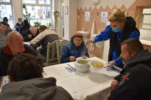 Wspólny posiłek w Sopocie w V Światowy Dzień Ubogich