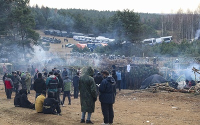 Białoruś. Media niezależne: nowa kolumna migrantów zmierza ku granicy z Polską