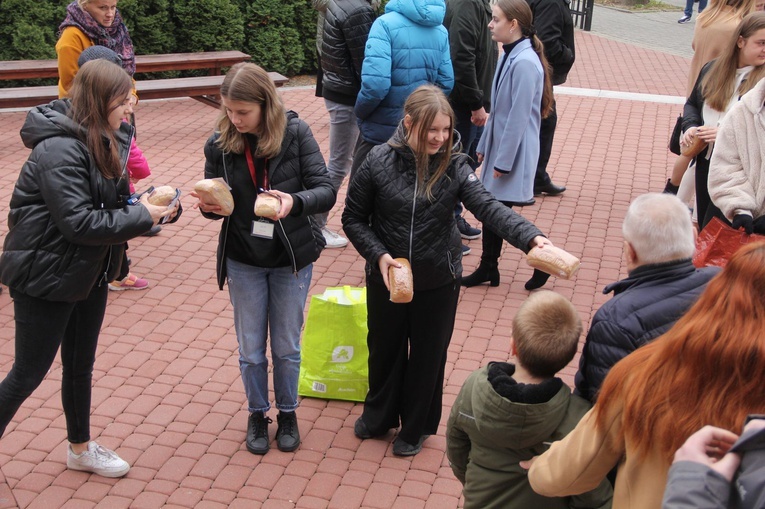 Tarnów. Światowy Dzień Ubogich w parafii Miłosierdzia Bożego