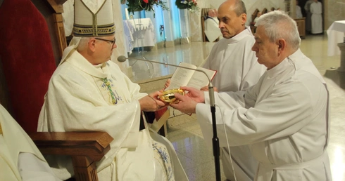 Jelenia Góra. Nowi lektorzy, akolici i szafarze Komunii