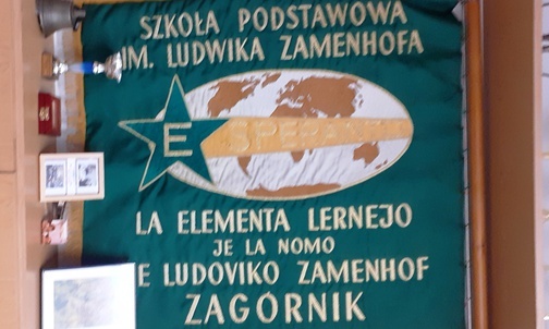 Sztandar zagórnickiej szkoły.